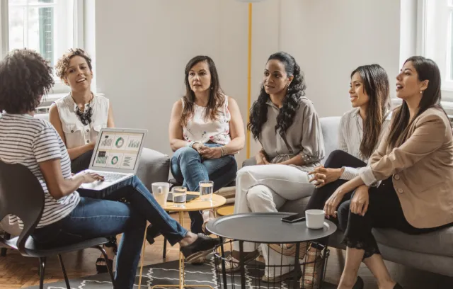 Mujeres trabajando juntas