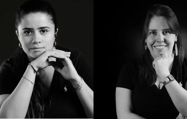 Foto de dos mujeres en formato blanco y negro mirando a la cámara