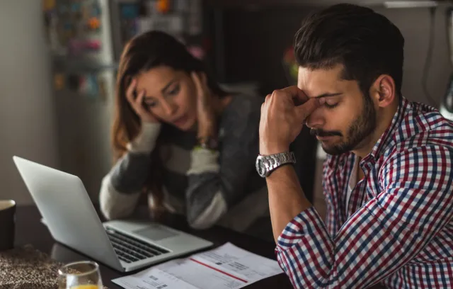 personas preocupadas y un computador