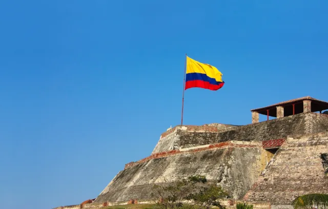 bandera de colombia murallas de cartagena