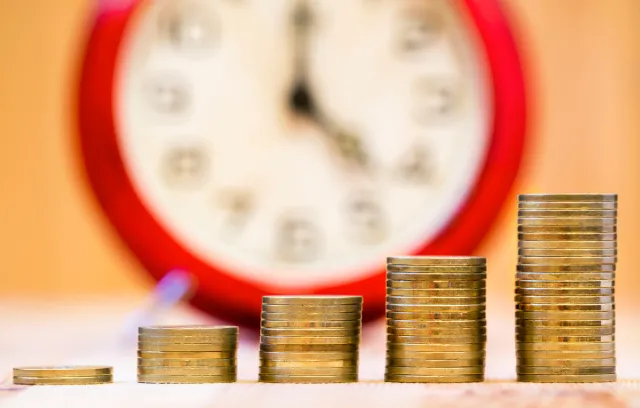 Monedas en pila de ahorro