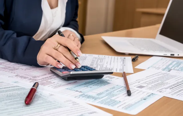 calculadora y papeles en una mesa