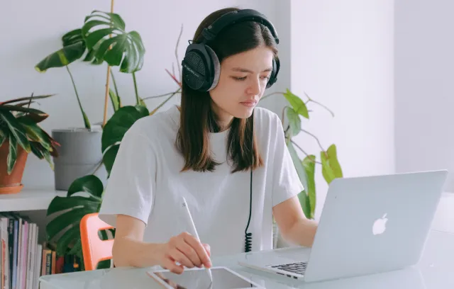 persona trabajando en un computador