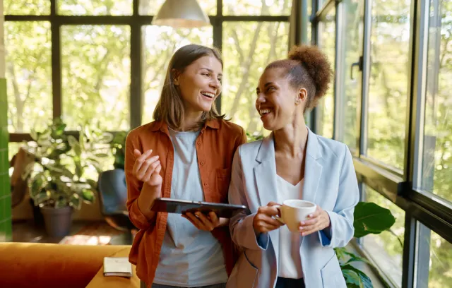 Dos mujeres hablando en una oficina