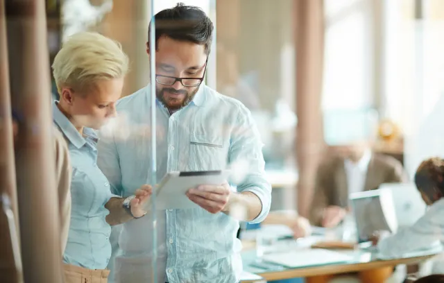 Dos personas mirando una tablet