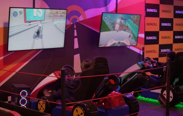 Foto de niños jugando con máquinas electrónicas  Duracell