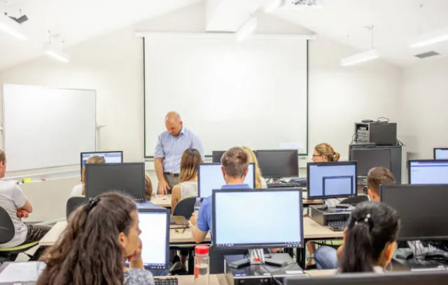 Estudiantes en el aula de clase