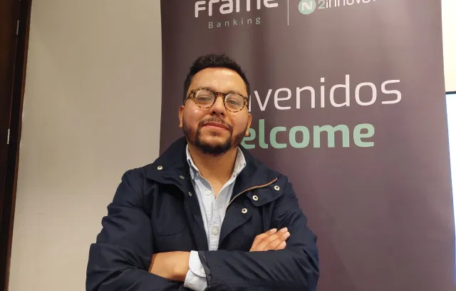Foto de una persona con las manos cruazadas mirando a la cámara