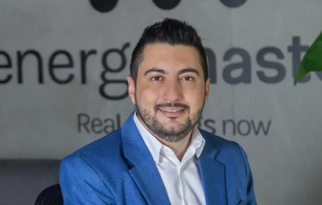 foto de un señor con un blazer mirando a la cámara
