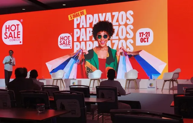 Foto de una persona exponiendo frente a un público