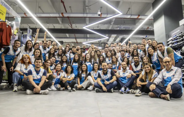 Foto de inauguración Decathlon Mall Plaza en Cali