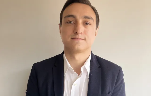 Foto de un ejecutivo mirando a la cámara