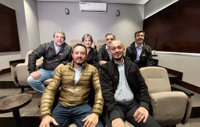 foto de varias personas posando frente a la cámara