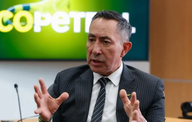 Foto de un señor con un fondo que dice ecopetrol