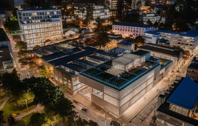 Foto nocturna Universidad de los Andes