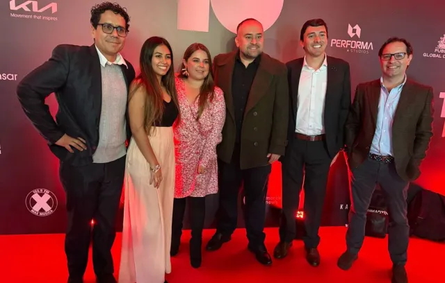Foto de 6 personas posando para una foto