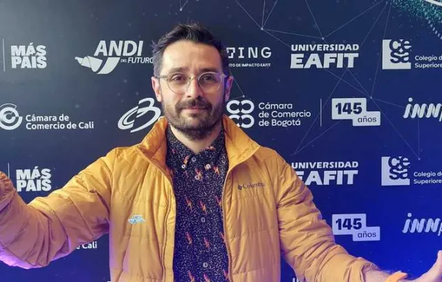 Foto de Andrés Raigosa, hombre con camiseta negra y chaqueta amarilla