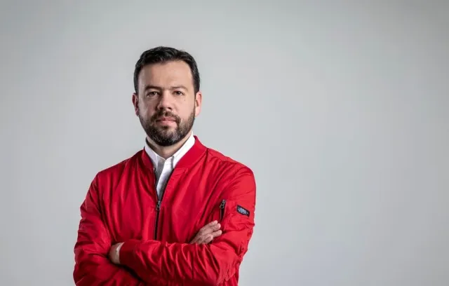 Foto de Carlos Fernando Galán con un fondo gris