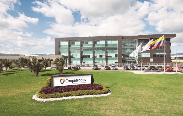 Foto de una empresa con pasto a su alrededor