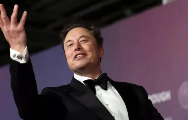 Foto de Elon Musk con un traje