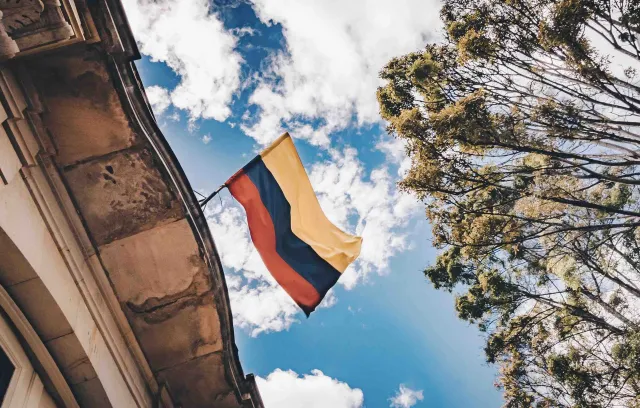 una bandera en un edificio