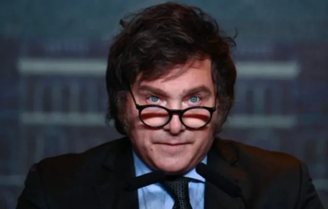 Foto de Javier Milei mirando a la cámara