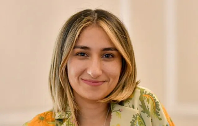 Foto de Laura Sarabria mirando a la cámara