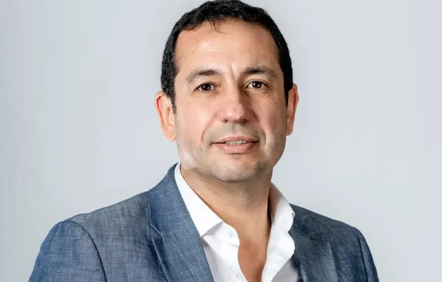 Foto de Marcelo Castiglione, un hombre con traje azul y camiseta blanca