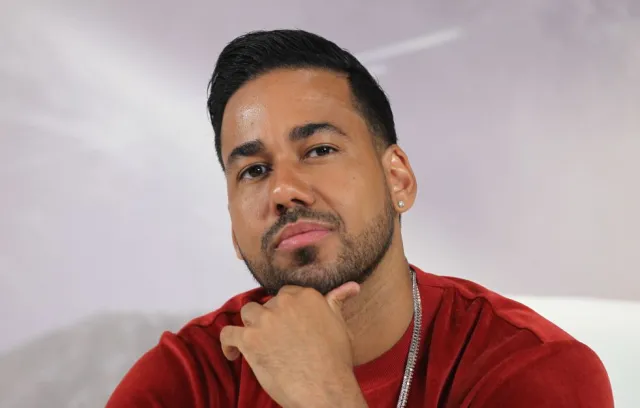 Foto de Romeo Santos mirando a la cámara