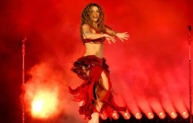 Foto de Shakira sobre un escenario con traje rojo