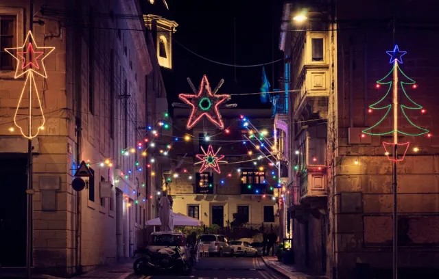 Foto de alumbrado en una calle de una ciudad