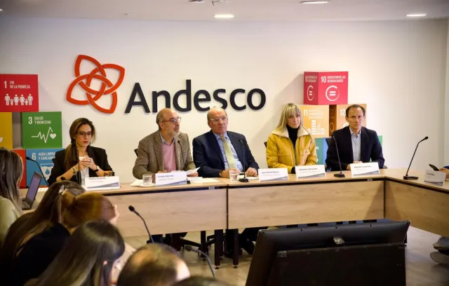 Foto de cuatro personas sentadas en una mesa