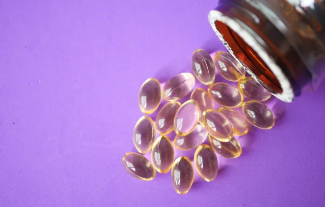 Foto de capsulas sintéticas con un fondo morado