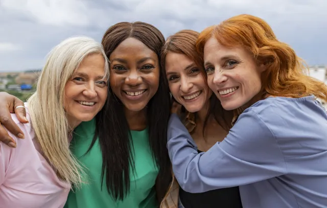 Foto de cuatro mujeres mirando a la cámara