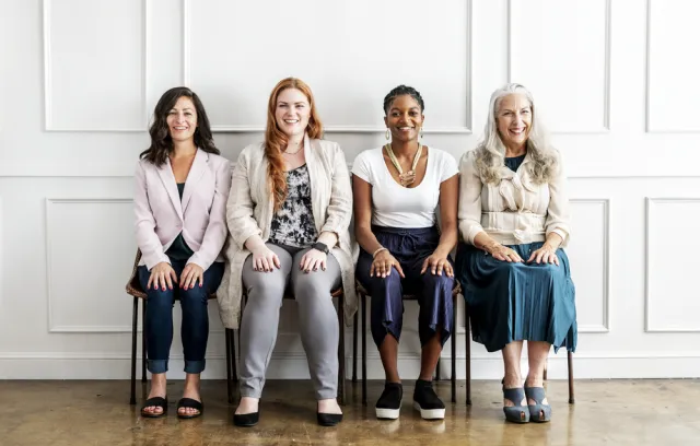foto de cuatro mujeres sentadas