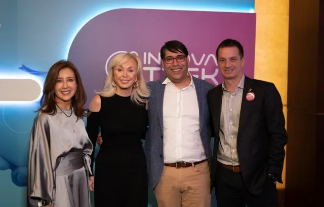 Foto de cuatro personas posando frente a la cámara