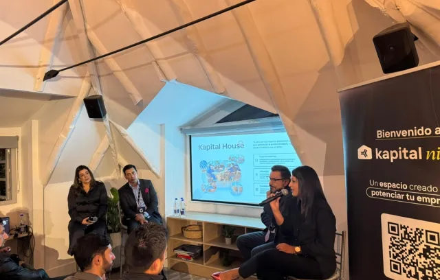Foto de cuatro personas presentando un tema en kapital nights