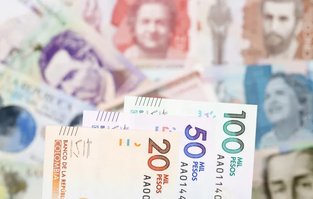 Foto de diferentes billetes que se encuentran en colombia