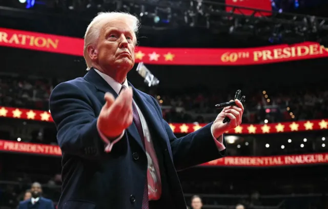 Foto de donald trump haciendo señales