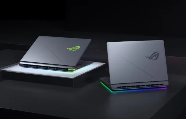 Foto de dos computadores ASUS con fondo negro