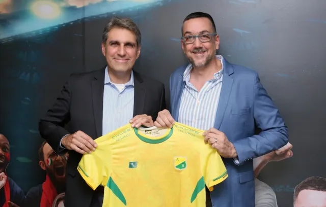 Foto de dos dirigentes con la camiseta en la mano