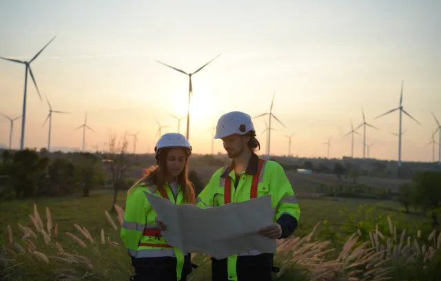 Foto de dos ingenieros mirando unos planos 