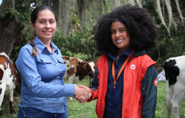 Foto de dos mujeres estrechando la mano