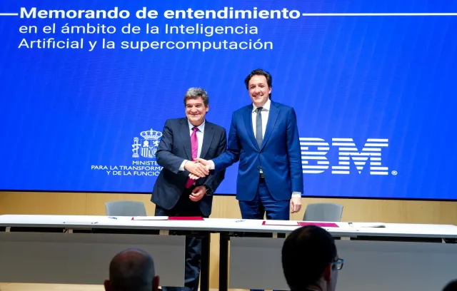 Foto de dos personas ejecutivas dandose la mano el uno al otro