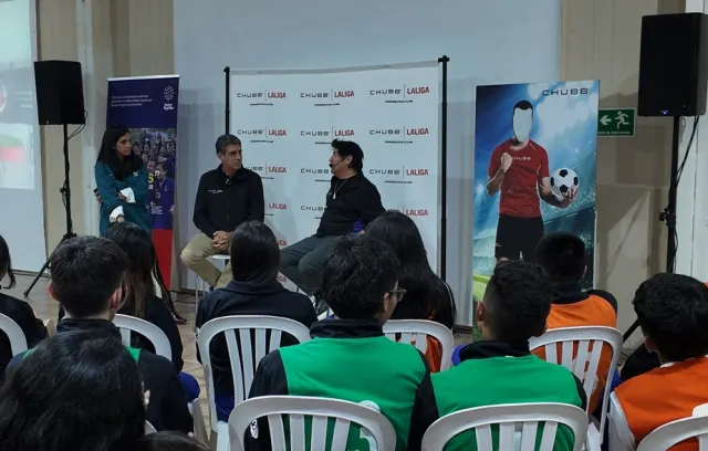 Foto de dos personas con varios niños al rededor