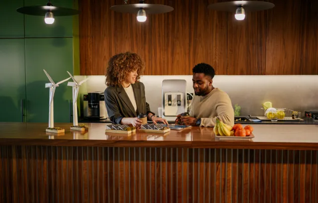 Foto de dos personas hablando en una cocina