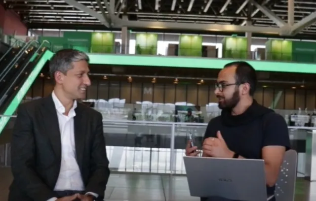 Foto de dos personas hablando en una entrevista