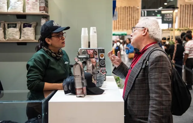 Foto de dos personas hablando en una feria