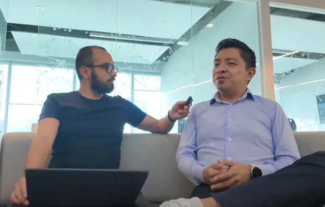 Foto de dos personas hablando sentados sobre un sofa