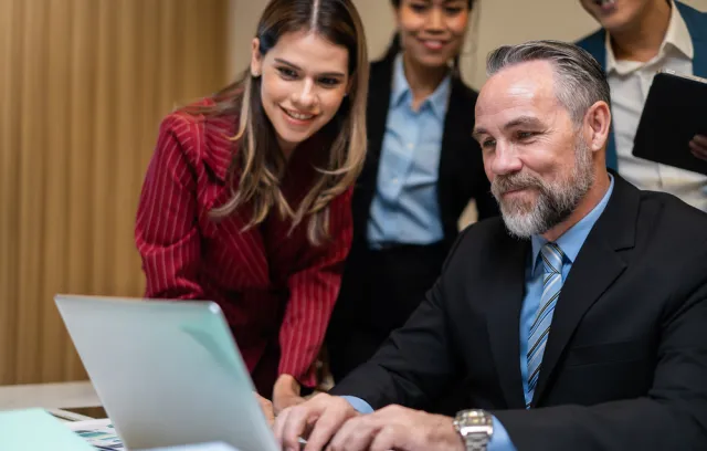 Foto de dos personas mirando un computador